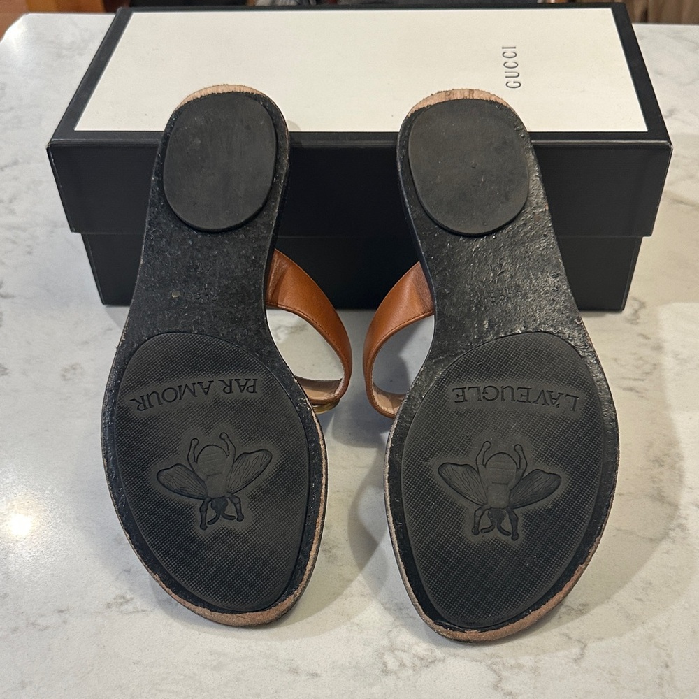 Gucci Tan Sandals with Gold Emblem - Picture 4 of 4